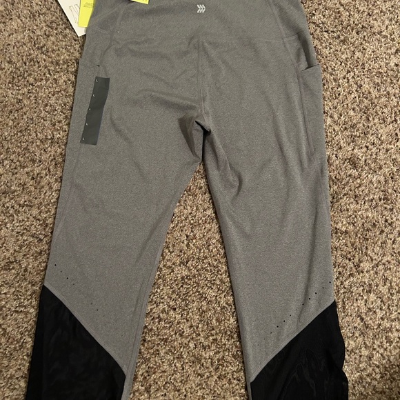 all in motion Pants - all in motion Sculpted Linear High Rise Capri In Black Onyx Size Large